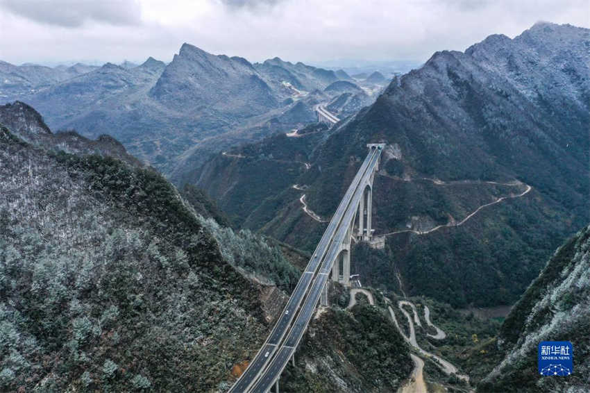 Ponte rodoviária Ganxi no sudoeste da China é aberta ao tráfego
