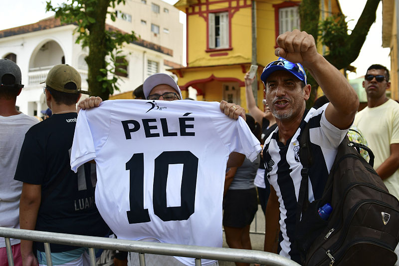 Brasil: velório de Pelé é realizado no estádio do Santos FC