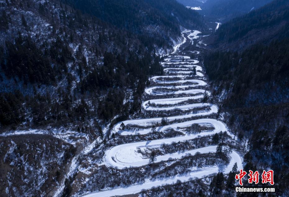 Galeria: cenário encantador de estrada após queda de neve no sudoeste da China