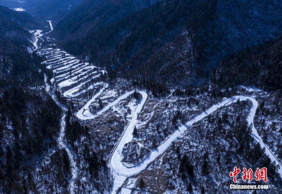 Galeria: cenário encantador de estrada após queda de neve no sudoeste da China