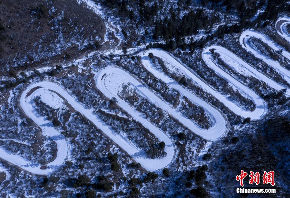 Galeria: cenário encantador de estrada após queda de neve no sudoeste da China