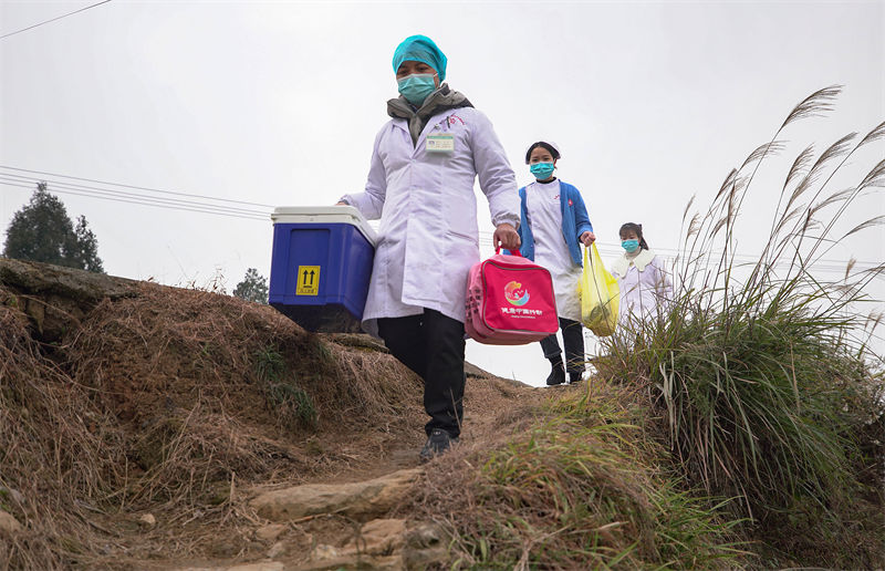 Equipe de saúde fornece serviço gratuito para idosos em Guizhou