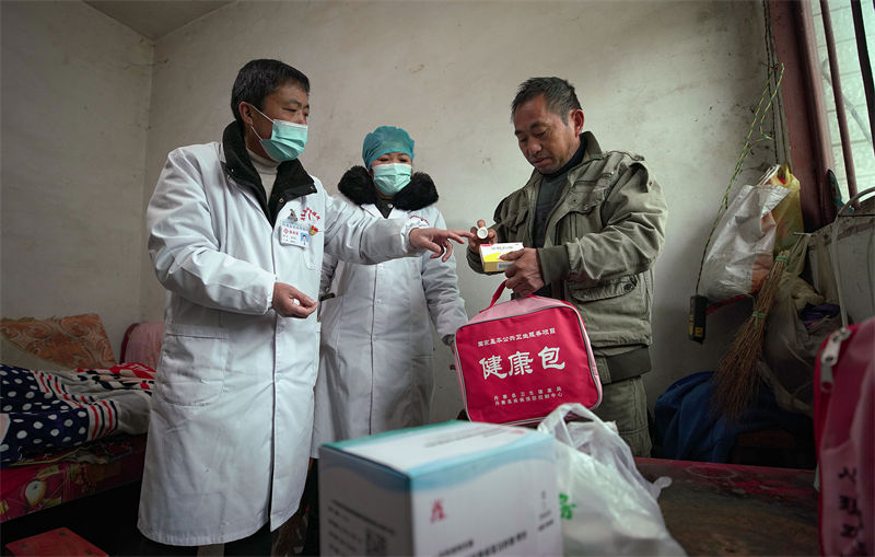 Equipe de saúde fornece serviço gratuito para idosos em Guizhou