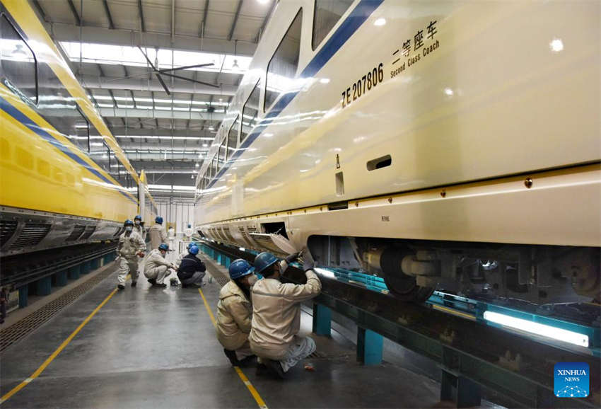 Trens-bala passam por revisão em Qingdao para garantir operações durante pico do Festival da Primavera