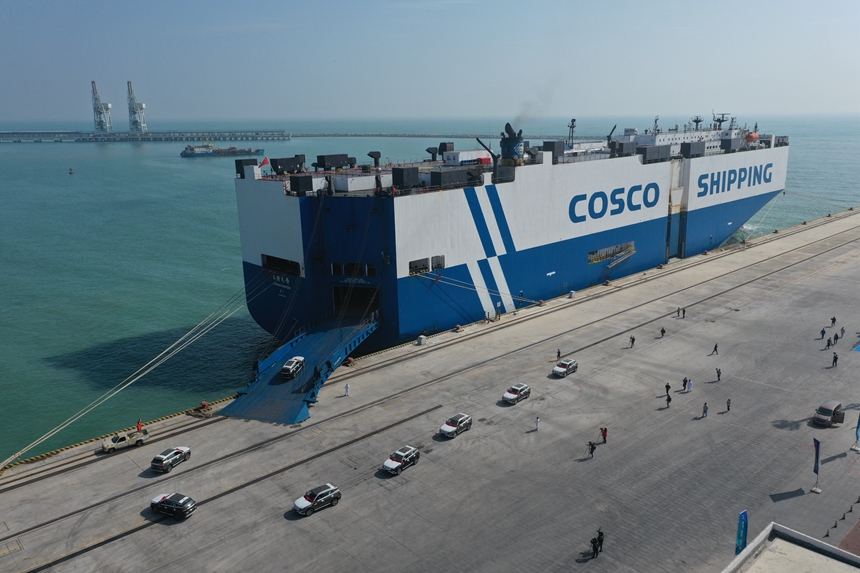 Primeira carga de automóveis para comércio exterior de Shenzhen é colocada a bordo do navio ro-ro