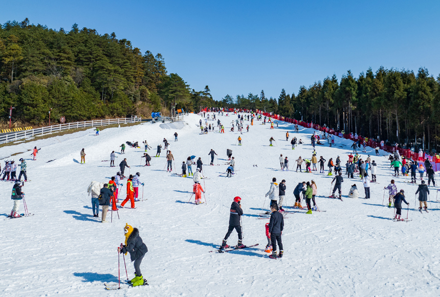 Turismo de neve e gelo na montanha Mingyue atrai muitos turistas em Jiangxi