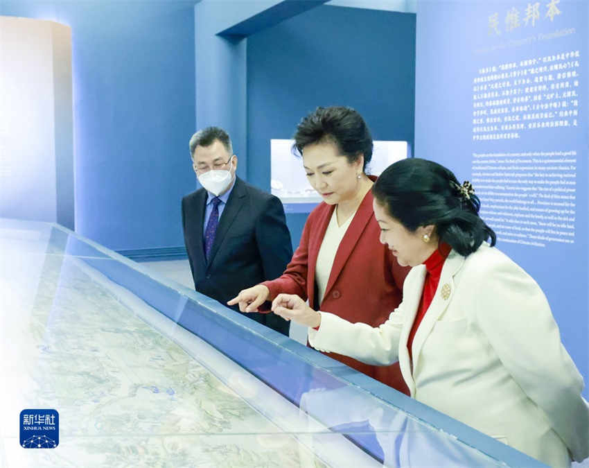 Peng Liyuan visita Museu Nacional da China com primeira-dama filipina