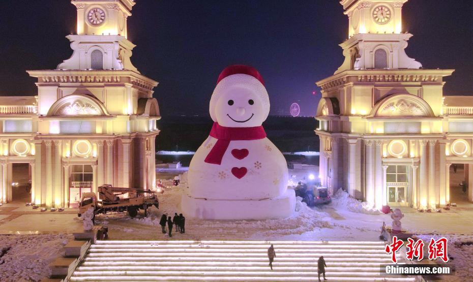 China: escultura de neve de 18 metros de altura é quase concluída à beira do rio Songhua de Harbin