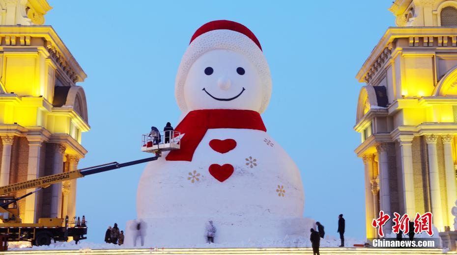 China: escultura de neve de 18 metros de altura é quase concluída à beira do rio Songhua de Harbin