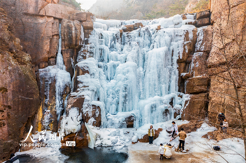 Espetáculo de cachoeiras de gelo na área cênica de Beijiushui de Laoshan em Shandong