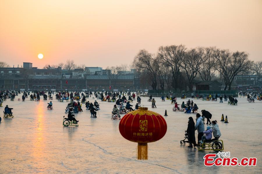 Cidadãos de Beijing desfrutam de esportes no gelo em Shichahai