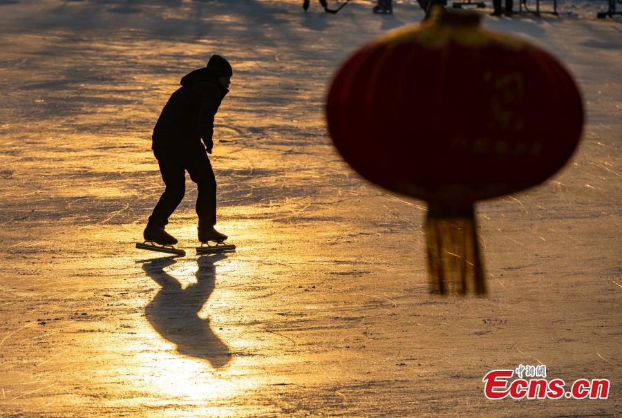 Cidadãos de Beijing desfrutam de esportes no gelo em Shichahai