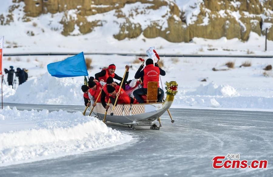 Corrida de barcos-dragão de gelo é realizada em Xinjiang