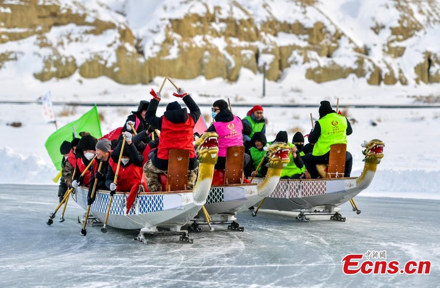 Corrida de barcos-dragão de gelo é realizada em Xinjiang