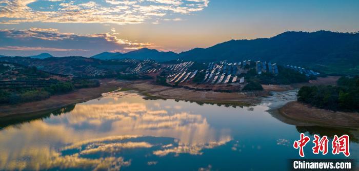 Usina fotovoltaica brilha na luz do pôr-do-sol no leste da China
