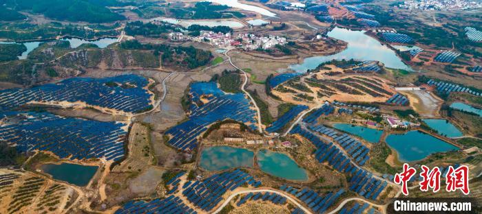 Usina fotovoltaica brilha na luz do pôr-do-sol no leste da China
