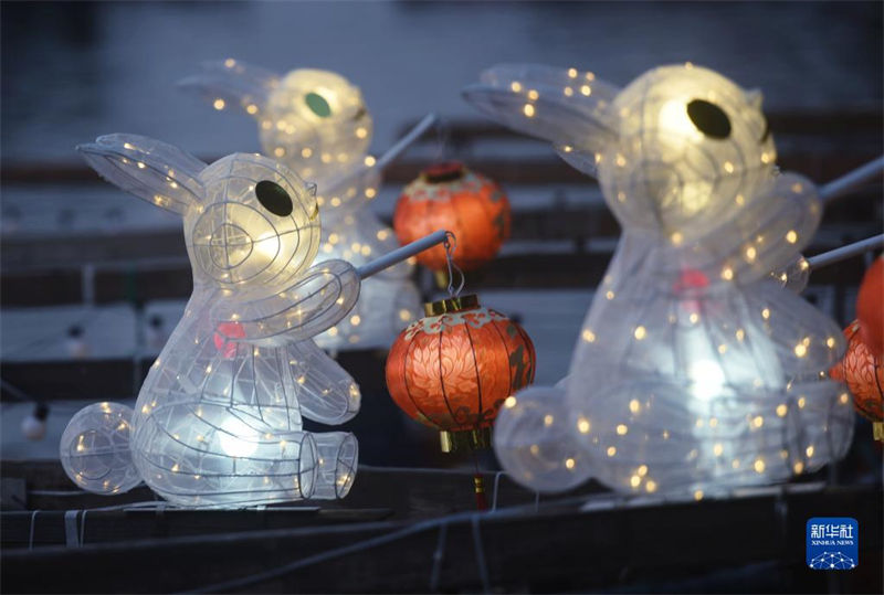 Lanternas de coelho de jade iluminam lago Oeste de Hangzhou