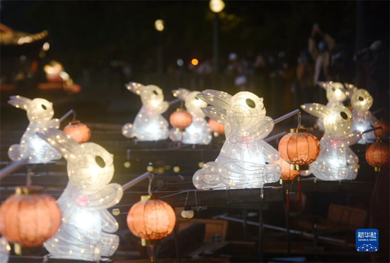 Lanternas de coelho de jade iluminam lago Oeste de Hangzhou