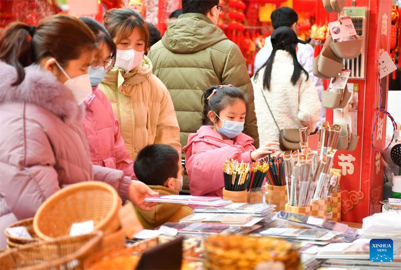 Principais mercados de compras em Shanxi estão imersos na atmosfera do Ano Novo Chinês