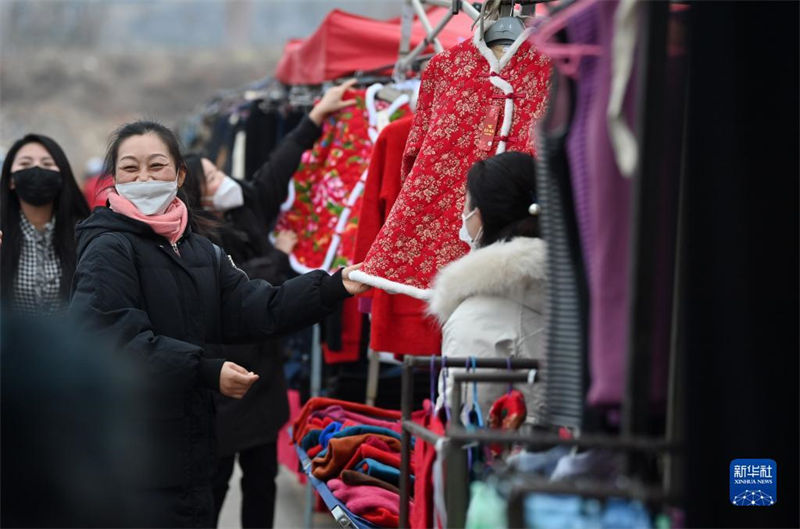 Tianjin: pessoas fazem compras para receber Ano Novo Chinês