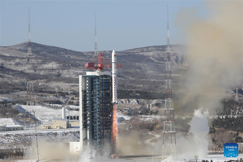 China lança 14 novos satélites com sucesso