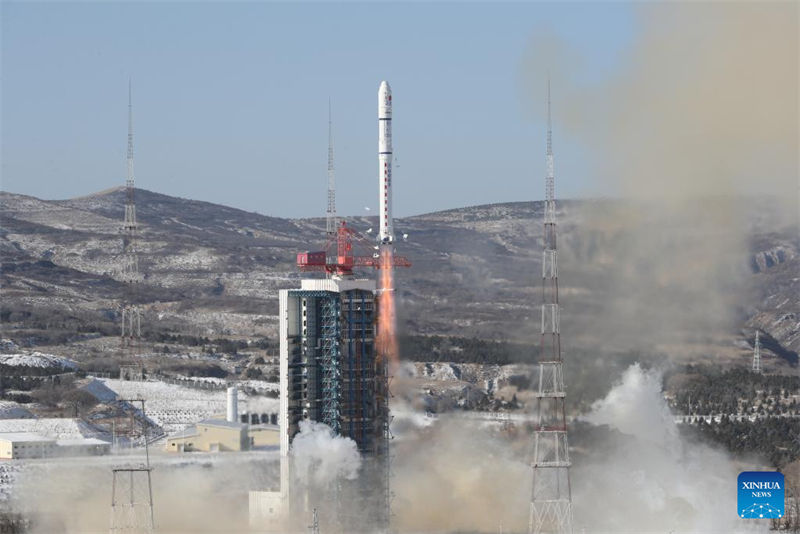 China lança 14 novos satélites com sucesso