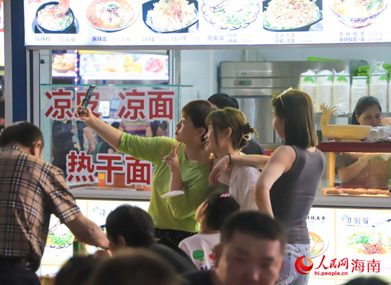 Hainan: atmosfera festiva é cada vez mais forte no mercado noturno