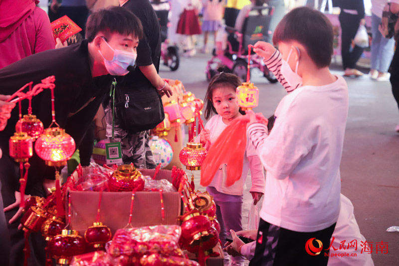 Hainan: atmosfera festiva é cada vez mais forte no mercado noturno