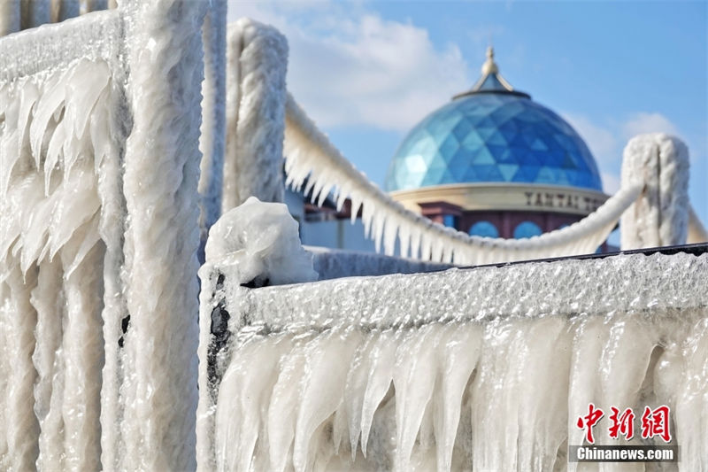 Shandong: guarda-corpos à beira-mar se condensam devido ao frio extremo