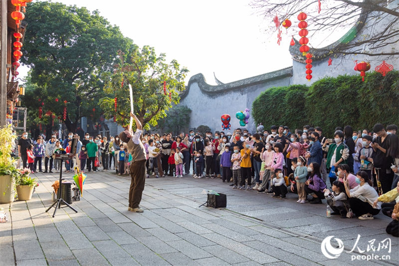 Decorações festivas vermelhas decoram as ruas de Fujian