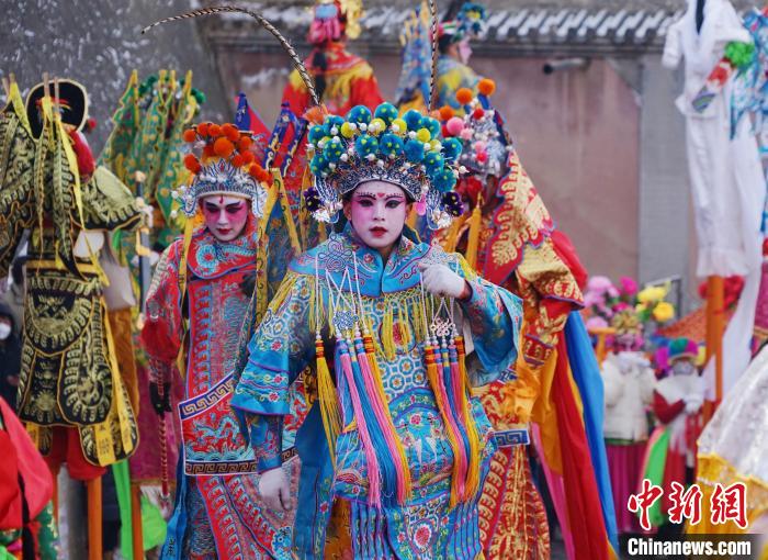 Atores realizam ensaio em pernas de pau em Qinghai