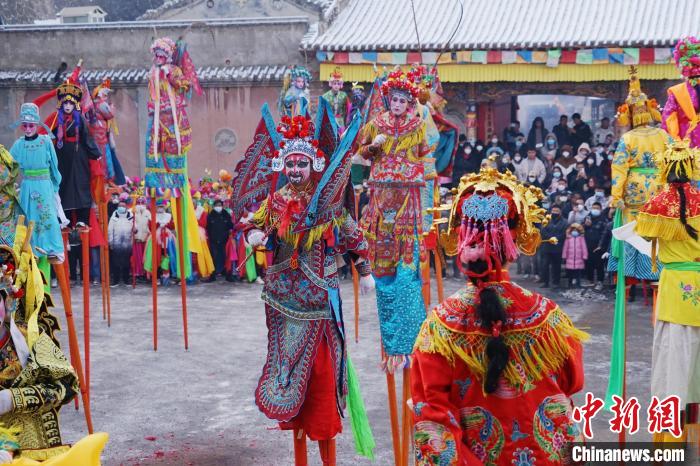 Atores realizam ensaio em pernas de pau em Qinghai