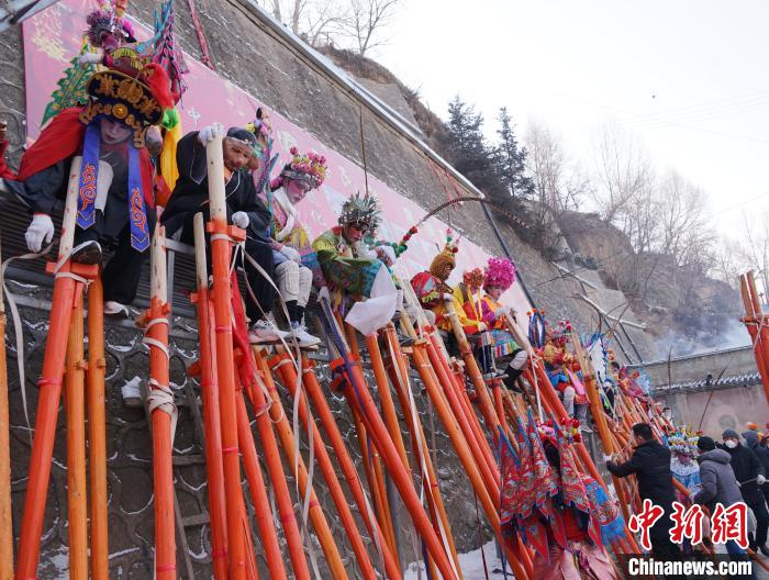 Atores realizam ensaio em pernas de pau em Qinghai