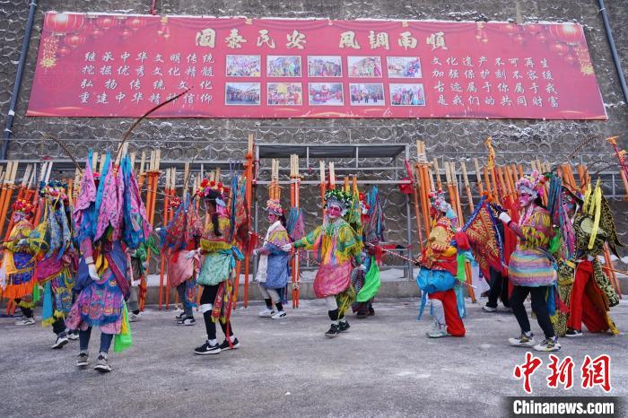 Atores realizam ensaio em pernas de pau em Qinghai