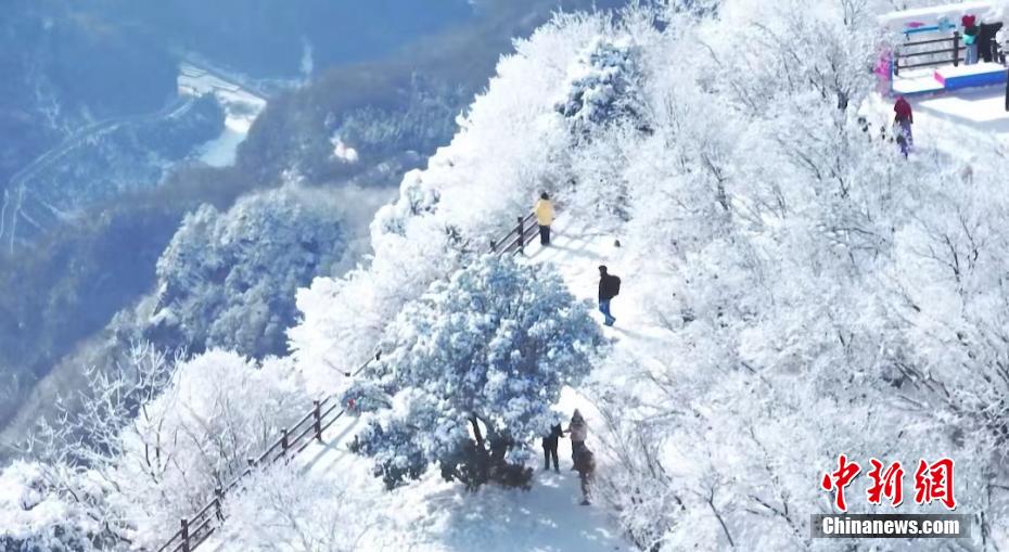Galeria: montanha Longtou está coberta de neve 