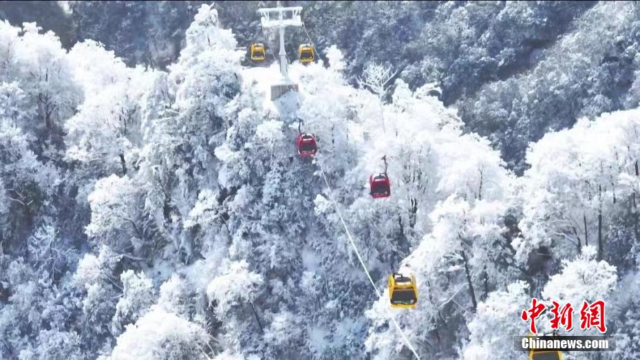 Galeria: montanha Longtou está coberta de neve 