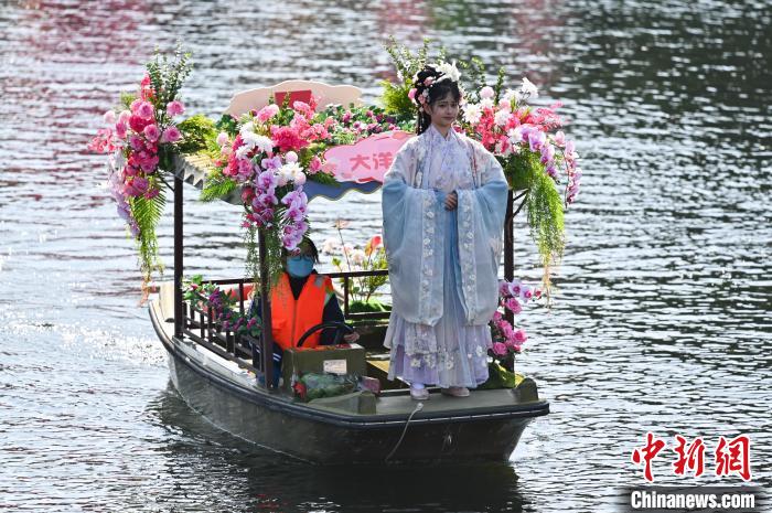 Evento cultural mercado de flores na água é iniciado em Guangzhou