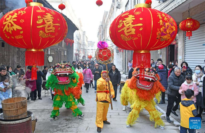 Pessoas celebram próximo Festival da Primavera em toda a China