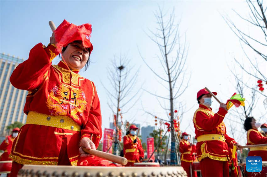 Pessoas celebram próximo Festival da Primavera em toda a China