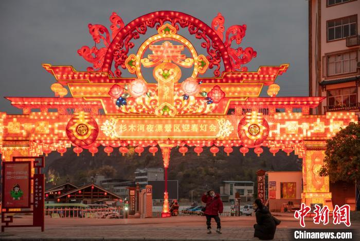 Guizhou: show de lanternas dá boas-vindas ao Ano Novo Chinês