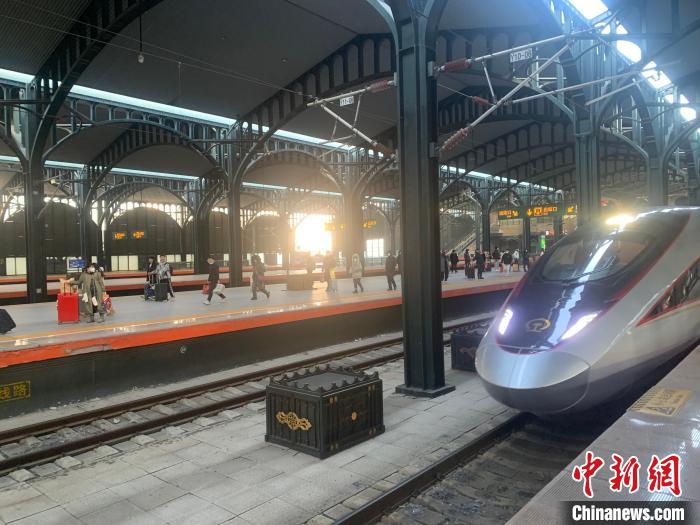 Trem-bala Fuxing circula na região mais gélida do país