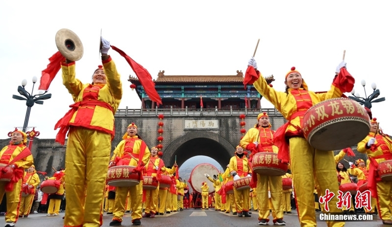 Chineses se regozijam no primeiro feriado após mudança de resposta à COVID