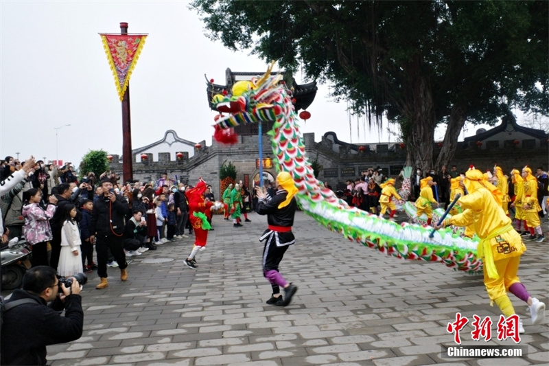 Chineses celebram o Festival da Primavera em todo o país

