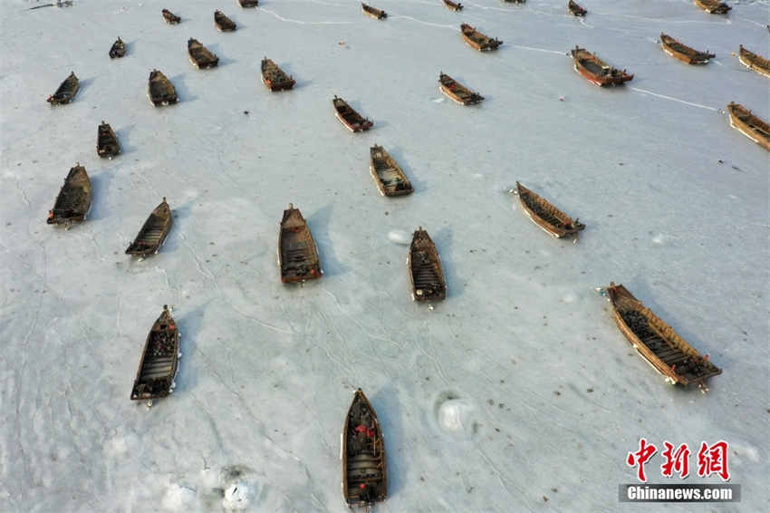 Galeria: barcos nos portos de Dalian congelam após queda acentuada de temperaturas
