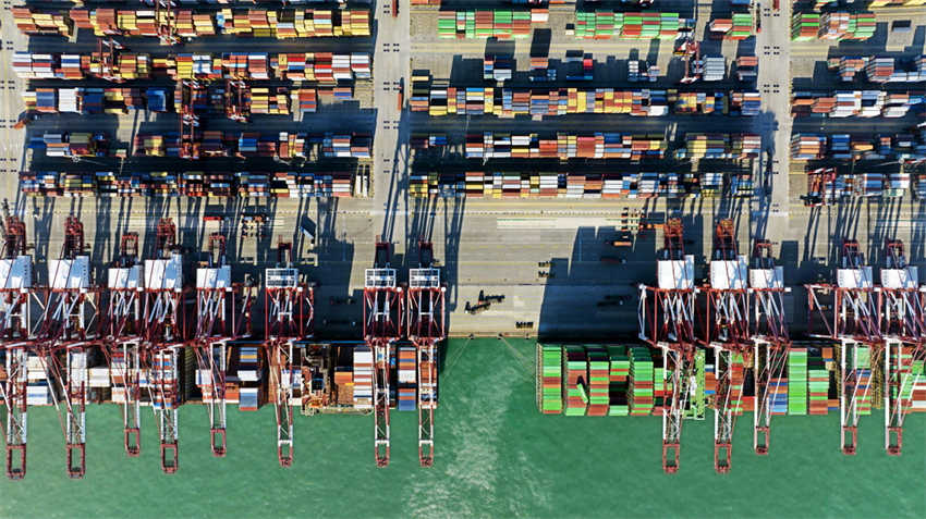 Porto de Qingdao agiliza operações para responder à demanda