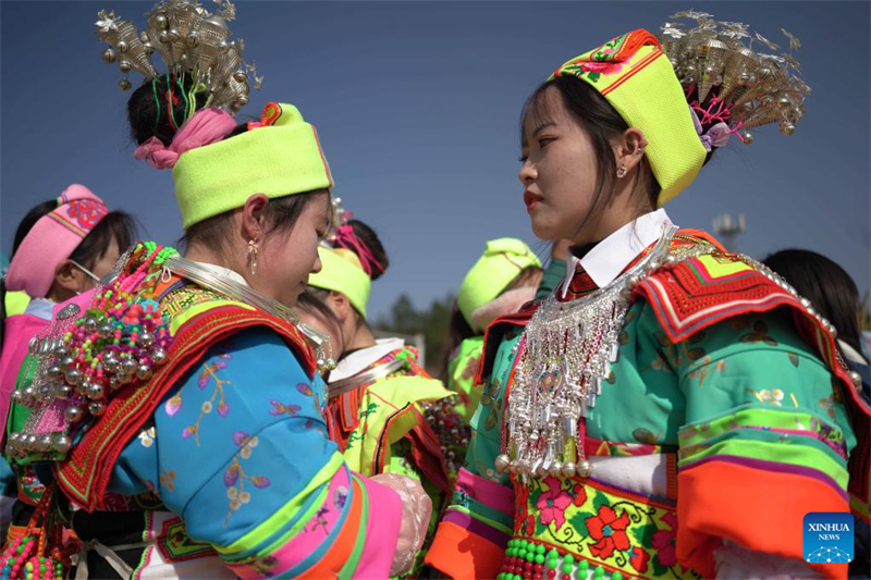 Povo Miao participa de atividade de dança tradicional em Guizhou, sudoeste da China