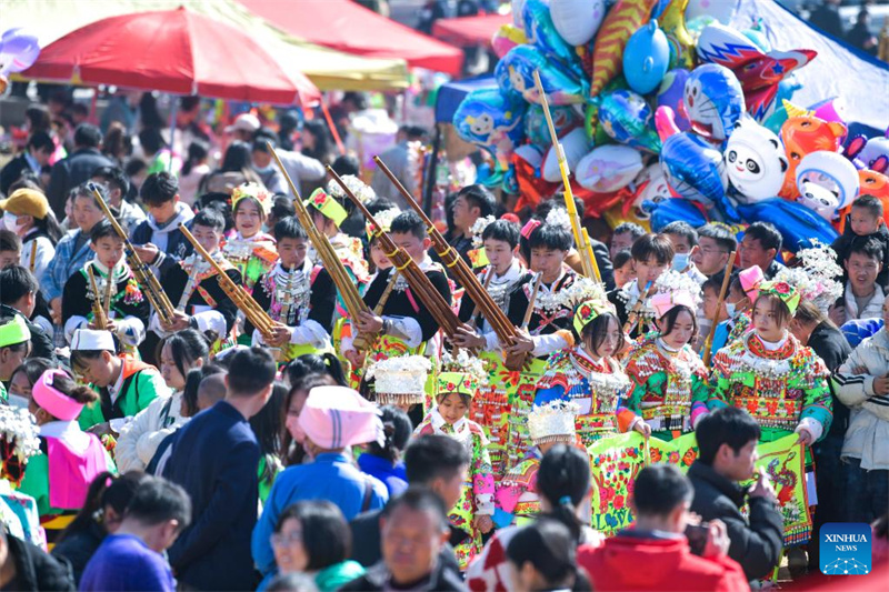Povo Miao participa de atividade de dança tradicional em Guizhou, sudoeste da China