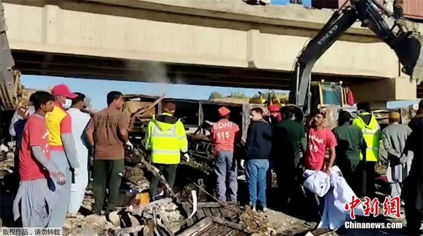 Acidente de ônibus deixa pelo menos 40 mortos e 4 feridos no sudoeste do Paquistão