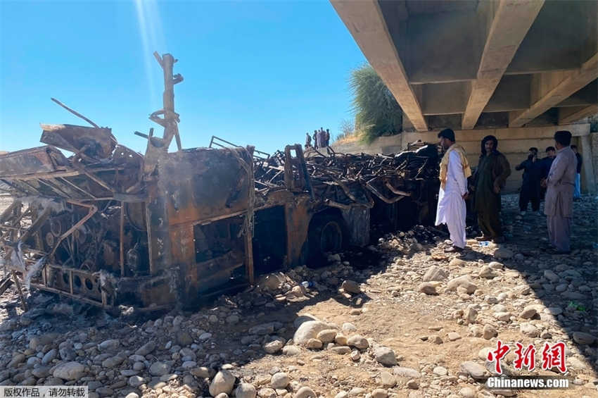 Acidente de ônibus deixa pelo menos 40 mortos e 4 feridos no sudoeste do Paquistão