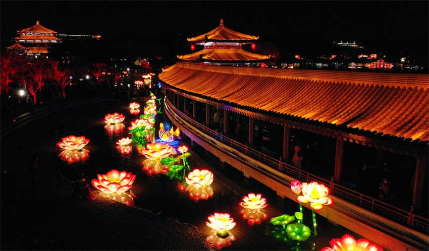 Galeria: Vista aérea de luzes e lanternas em Xi'an